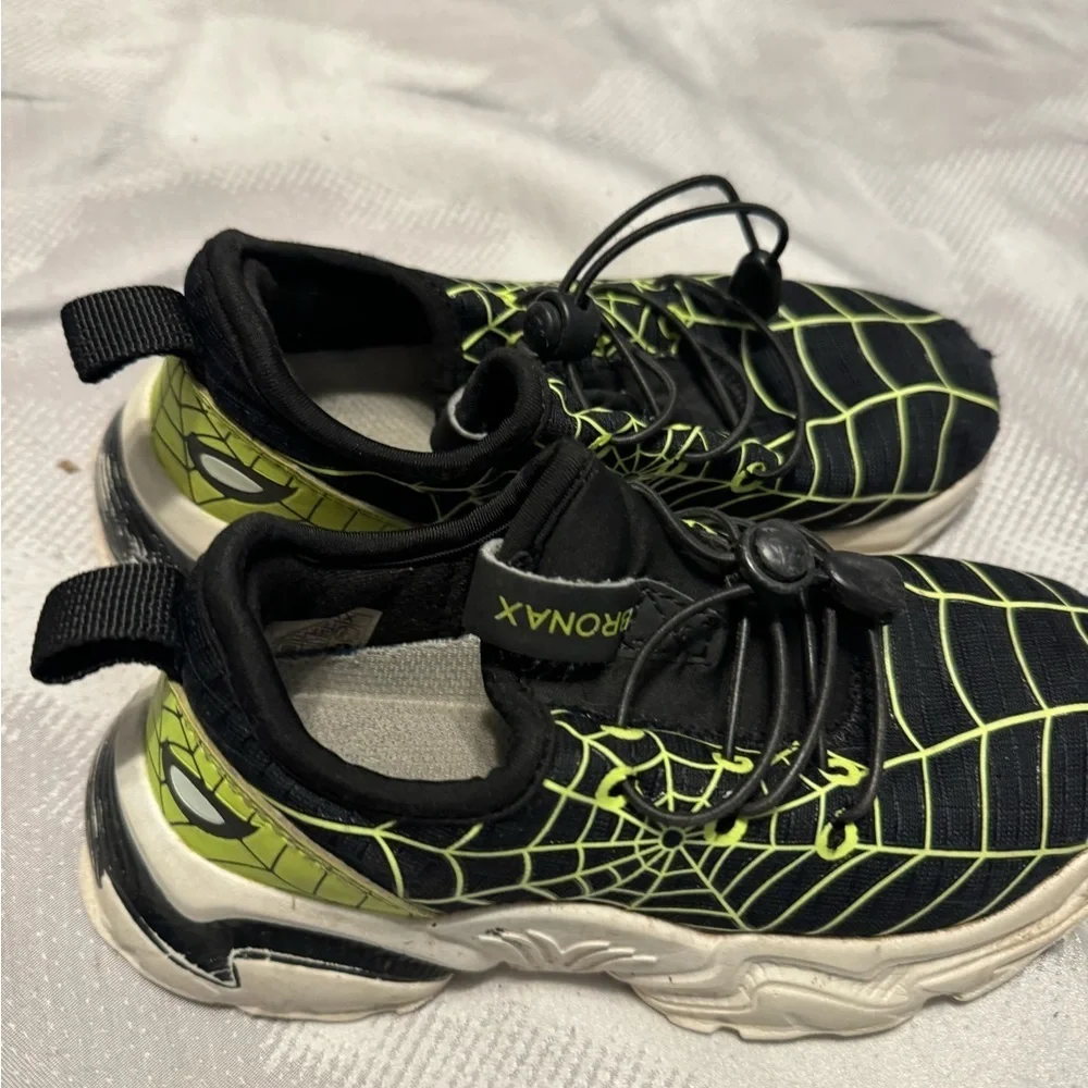Boys 12.5 Spider sneaker’s. Stylish comfy durable. Great for every active kid! - Picture 4 of 13